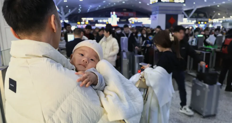 Cina, stanziati 99,9 mld di yuan per sussidi all’infanzia per il 2026