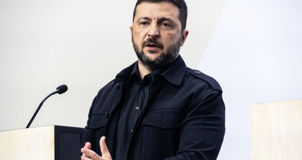 Ucraina, Zelensky “Drone russo ha colpito centrale stoccaggio di Cernobyl”