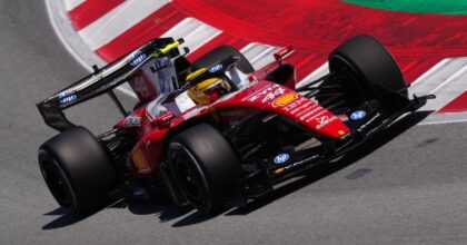 Trionfo Ferrari a Barcellona: vince Hamilton su Russell, Antonelli e Leclerc out