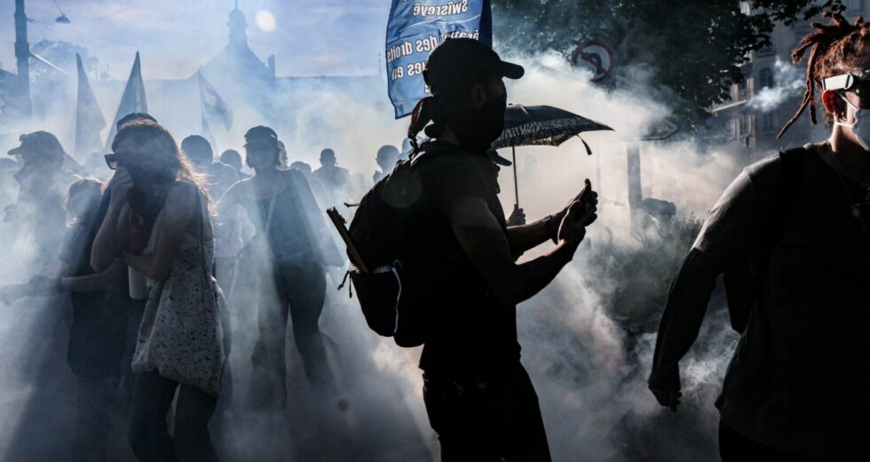G7, scontri a Ginevra tra manifestanti anti-vertice e polizia