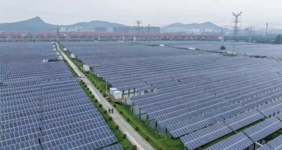 Cina, un piano triennale contro consumo energetico ed emissioni CO2