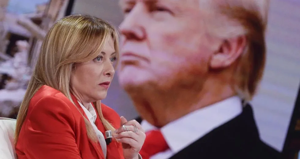 Scontro Trump-Meloni. “Mi ha implorato per una foto”, “Falso, Italia non implora”