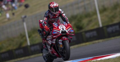 Bagnaia vince la Sprint di Brno davanti a Ogura e Marquez, out Bezzecchi