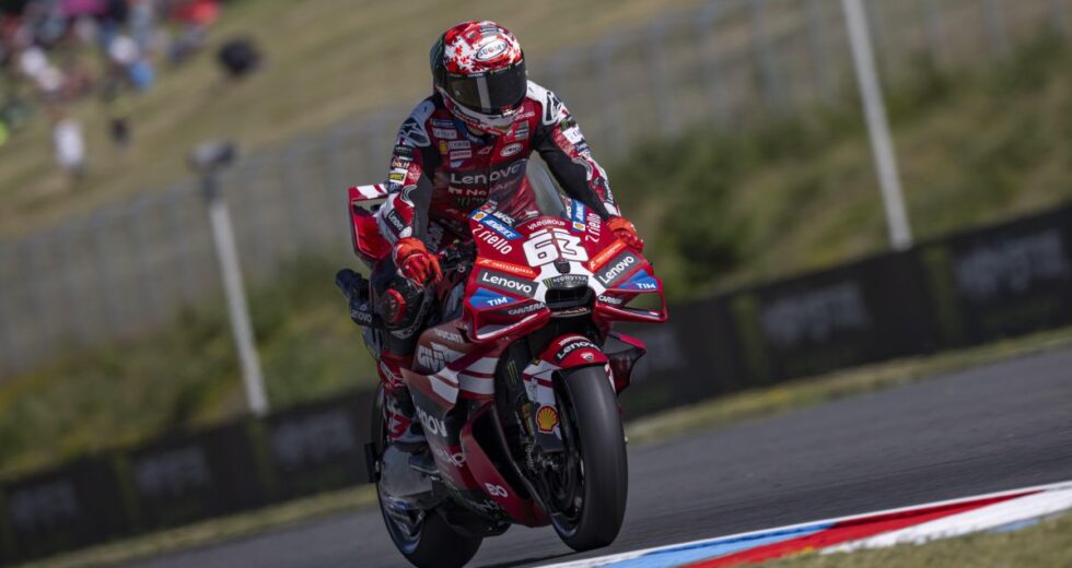 Bagnaia vince la Sprint di Brno davanti a Ogura e Marquez, out Bezzecchi