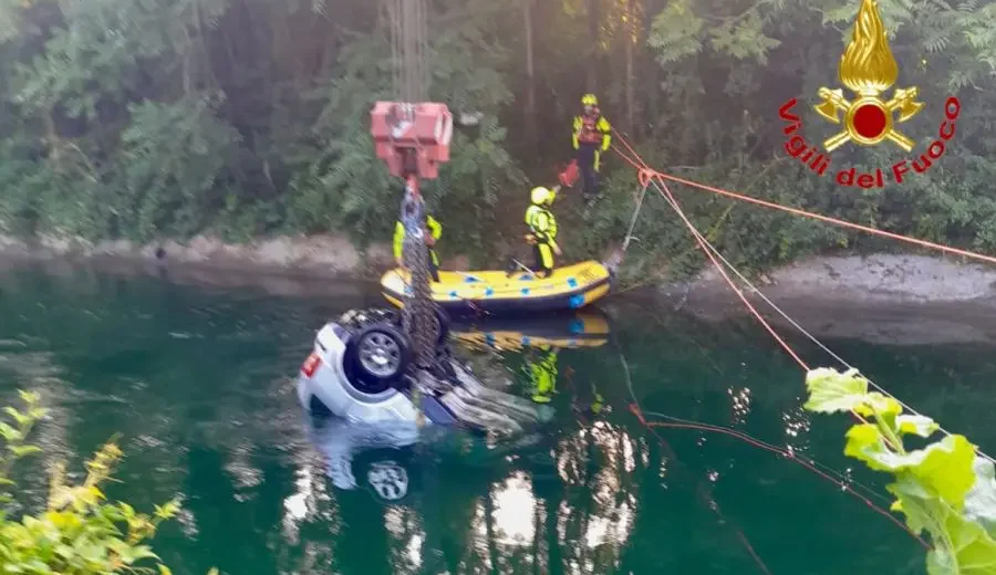 Auto finisce in un canale nel milanese, 3 morti