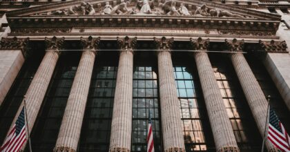Wall Street in Caduta: Crollo dei Titoli Tech e Rendimento dei Treasury alle Stelle