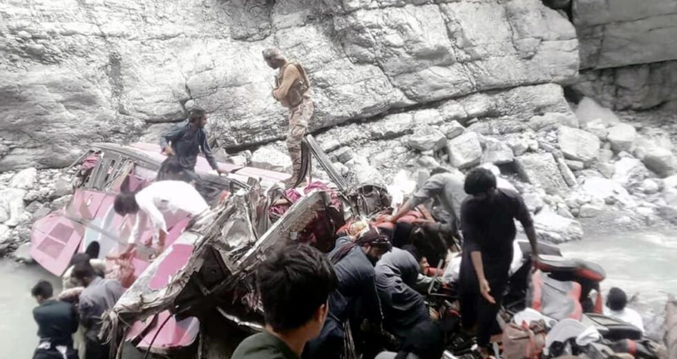 Bus precipita in un burrone in Pakistan, almeno 40 morti