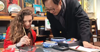Dall’Italia alla Cina, dottoranda impara l’arte della pittura su vetro a Tianjin