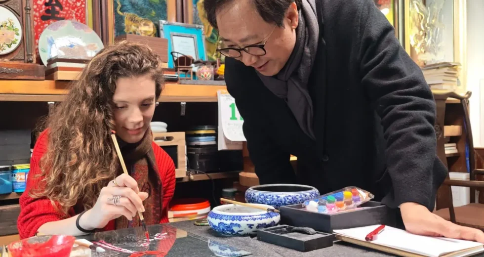 Dall’Italia alla Cina, dottoranda impara l’arte della pittura su vetro a Tianjin