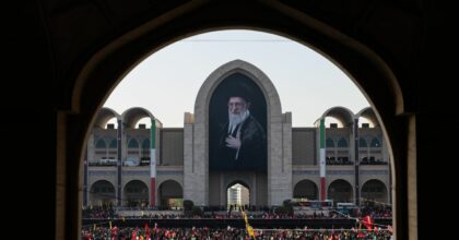 In migliaia a Teheran per la cerimonia funebre di Ali Khamenei