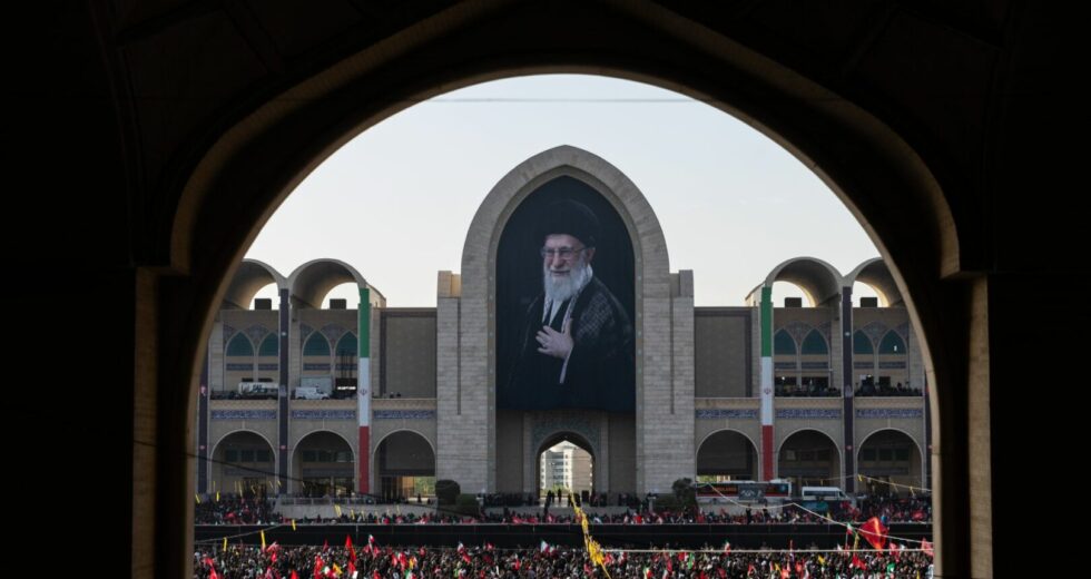 In migliaia a Teheran per la cerimonia funebre di Ali Khamenei