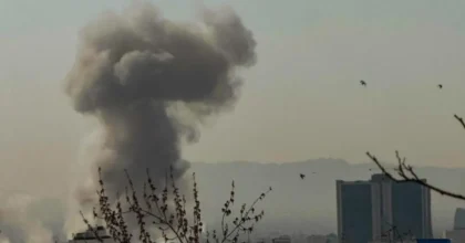Gli Stati Uniti colpiscono 90 obiettivi in Iran, Teheran attacca basi Usa