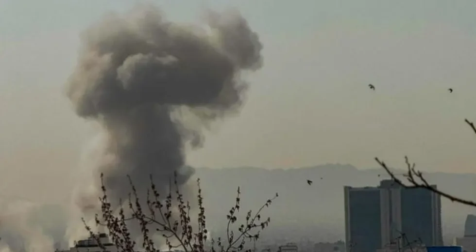 Gli Stati Uniti colpiscono 90 obiettivi in Iran, Teheran attacca basi Usa