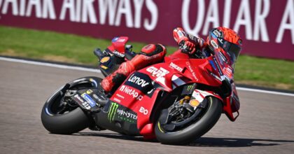 Marc Marquez in pole al Sachsenring, caduta per Bezzecchi