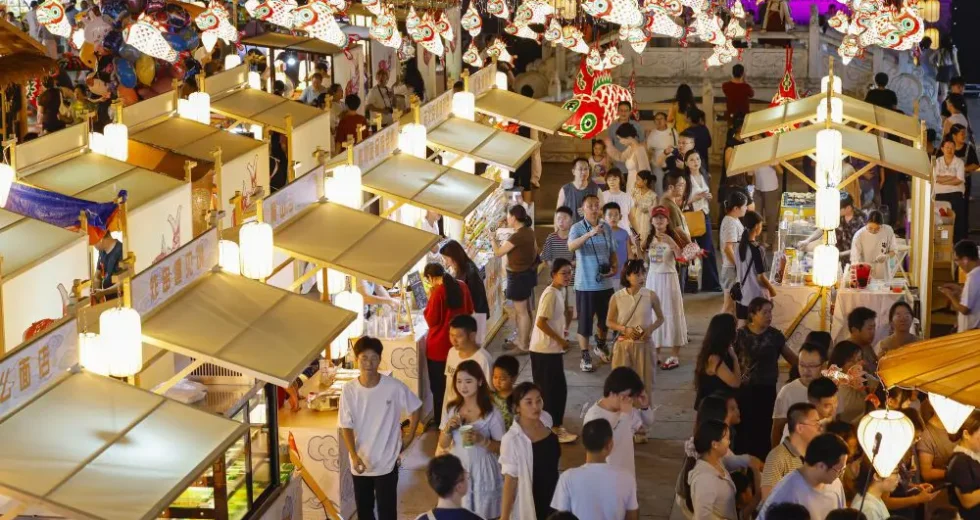 Cina, obiettivo 60.000 miliardi di yuan di vendite al dettaglio entro il 2030