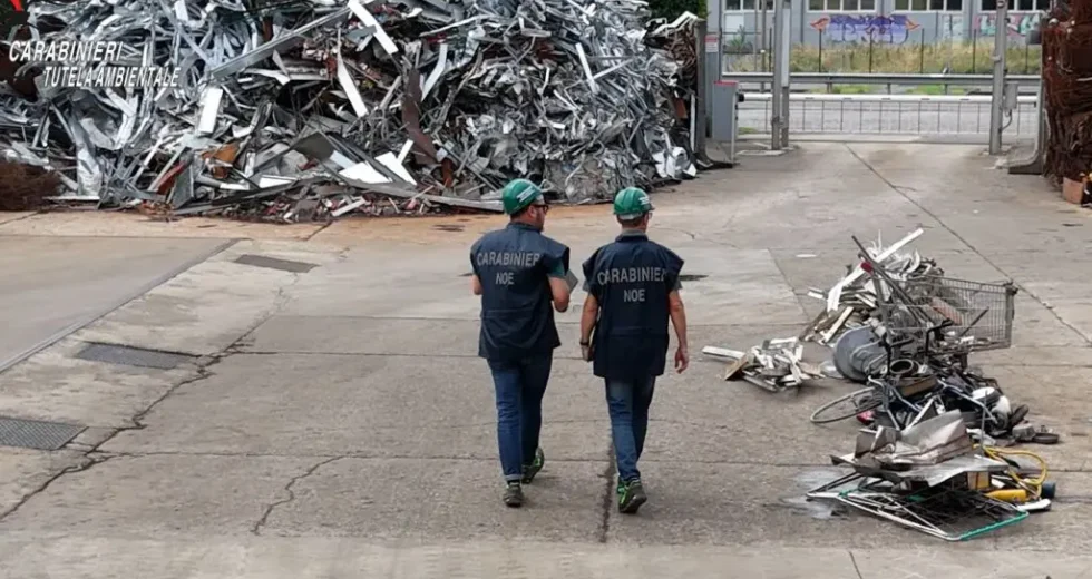 Traffico di rifiuti verso il Pakistan, sequestri e perquisizioni nel bresciano