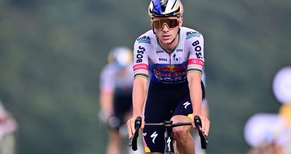 Evenepoel beffa Pogacar e vince la 15esima tappa al Tour, ritiro Vingegaard