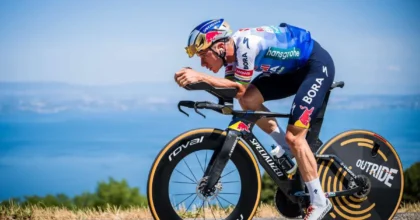 Evenepoel fa il bis nella crono, Pogacar 2° e sempre in giallo al Tour