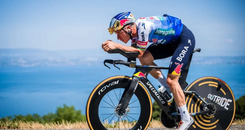 Evenepoel fa il bis nella crono, Pogacar 2° e sempre in giallo al Tour