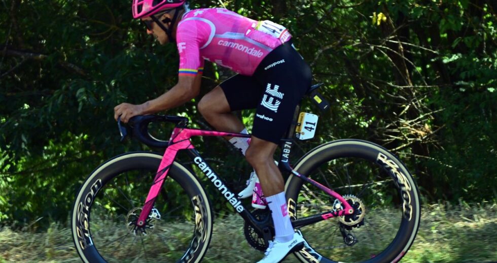 Al Tour Carapaz vince la 18^ tappa, Pogacar saldamente in maglia gialla
