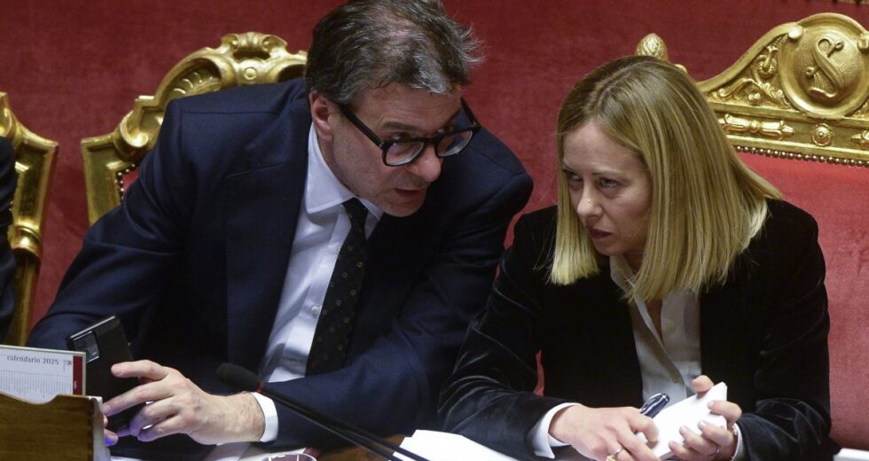 Confronto tra Meloni e Giorgetti sul caro carburanti, allo studio ipotesi accise mobili