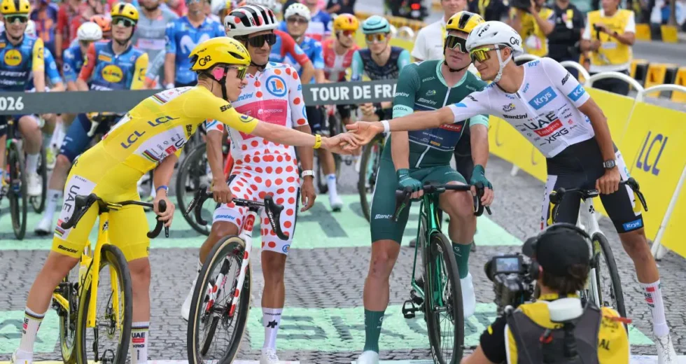 Al Tour pokerissimo di Pogacar, sui Campi Elisi vince Van Der Poel