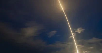 Cina, lanciato nello spazio un nuovo satellite per la trasmissione dati