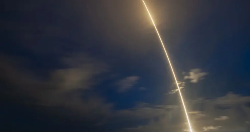Cina, lanciato nello spazio un nuovo satellite per la trasmissione dati