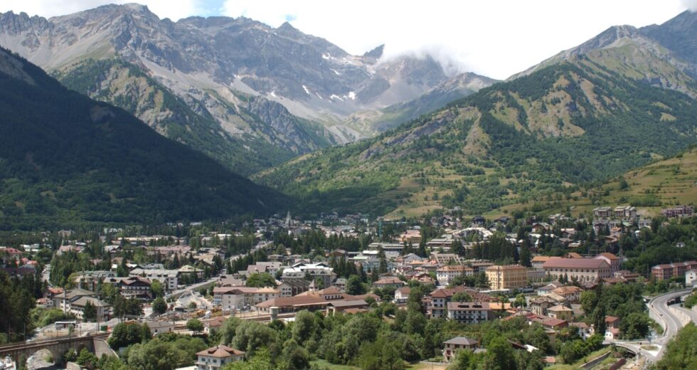 Recupero di un Escursionista Ferito nel Vallone del Frejus: Un’Operazione di Soccorso Complessa