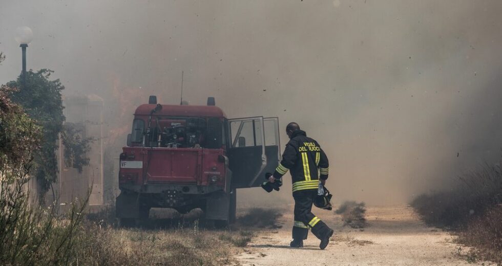 Incendio all’isola ecologica di Novate Milanese: un operaio ferito e intervento dei vigili del fuoco