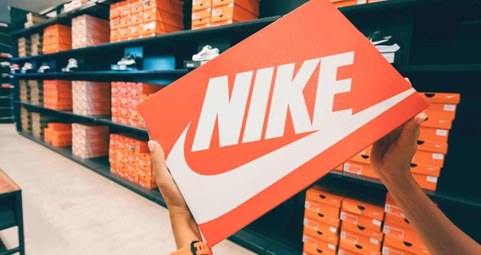 Nike chiude l’anno fiscale con ricavi sopra le attese, ma l’outlook rimane cauto