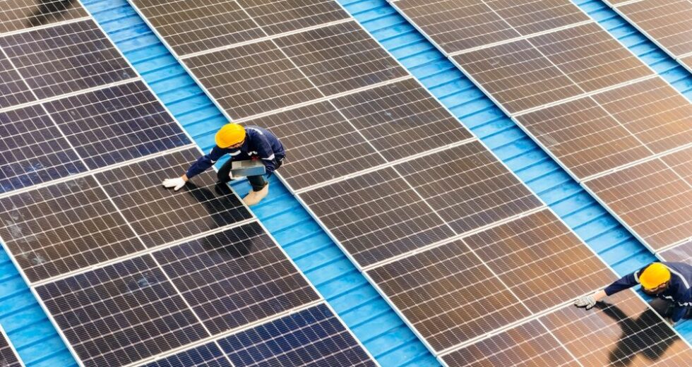 Crescita del Fotovoltaico in Italia: Boom per Impianti Commerciali e Industriali, Diminuzione per il Residenziale