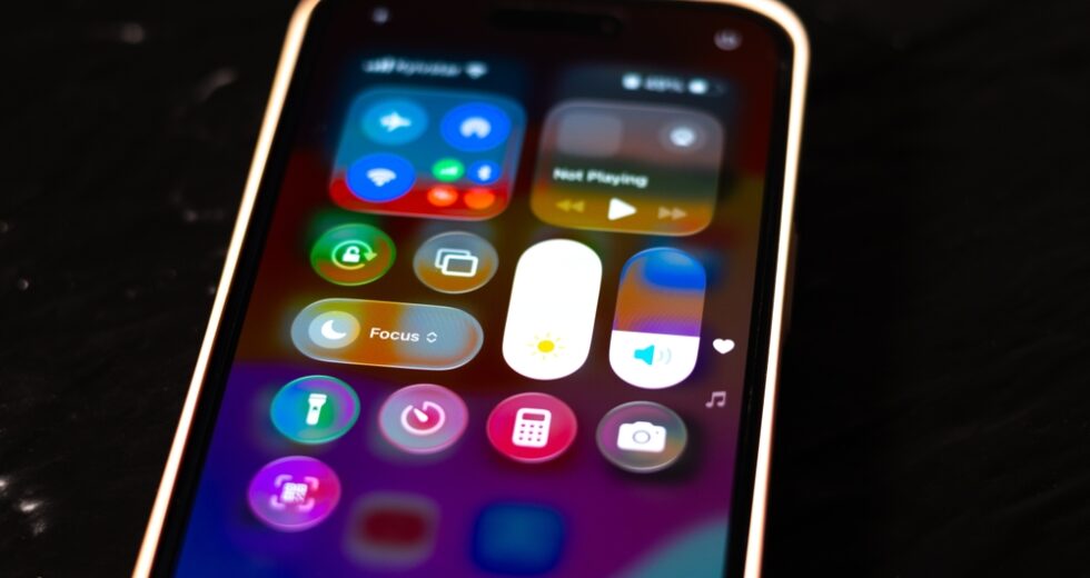 Apple Rilascia le Beta Pubbliche di iOS 27 e Altri Sistemi Operativi con Siri AI
