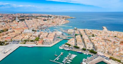Salpa da Siracusa Sentinella Blu: Un Laboratorio Galleggiante per la Legalità e l’Ambiente