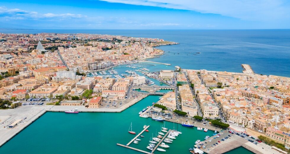 Salpa da Siracusa Sentinella Blu: Un Laboratorio Galleggiante per la Legalità e l’Ambiente
