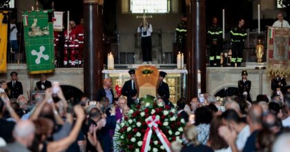 Don Mazzi, a Milano l’addio tra applausi e commozione