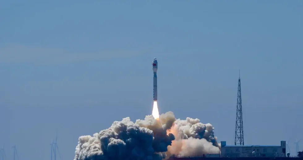 Cina, lanciati dal mare due satelliti iperspettrali nello Shandong