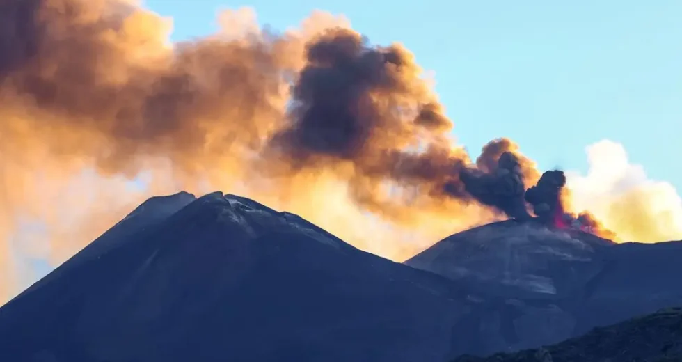 Etna, fontana di lava dal cratere voragine e voli dirottati