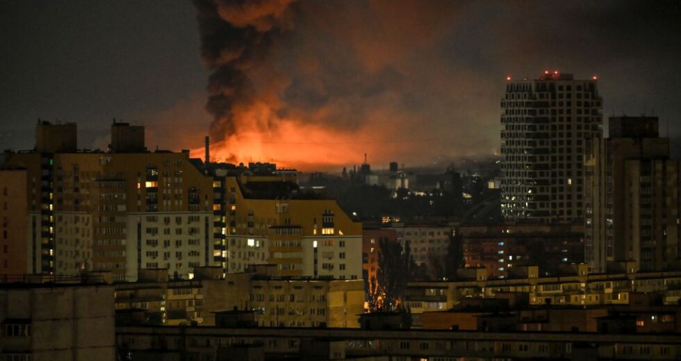 Attacchi russi nella notte vicino Kiev, tre morti tra cui un bambino
