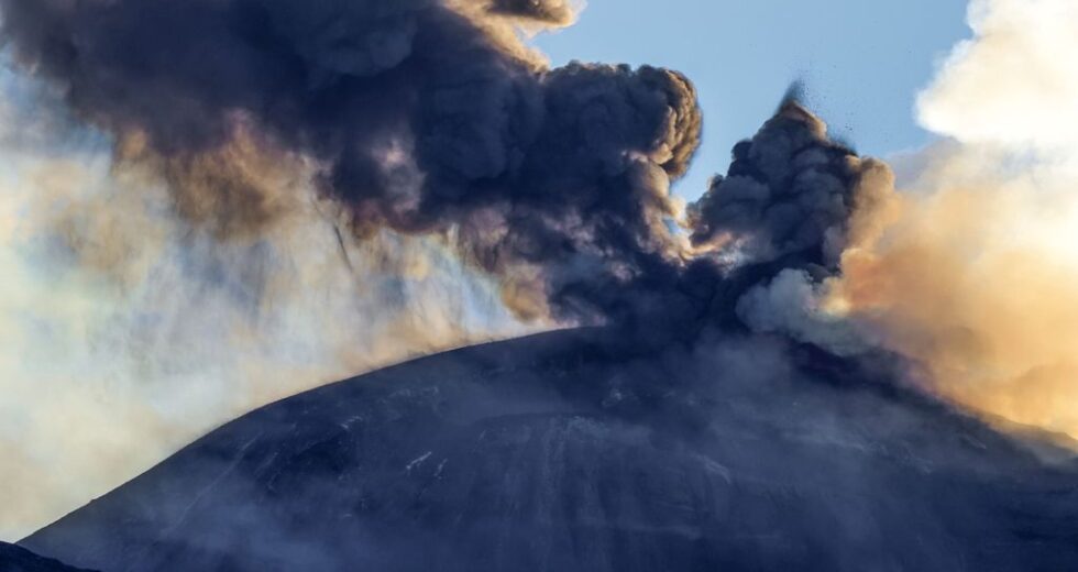 Prosegue eruzione Etna con cenere vulcanica, sospesi i voli in arrivo a Catania