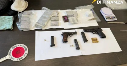 Napoli, sequestrati a Casavatore 2 kg di hashish e tre pistole. Un arresto