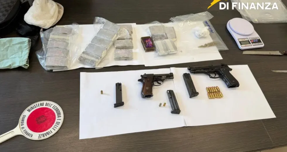 Napoli, sequestrati a Casavatore 2 kg di hashish e tre pistole. Un arresto