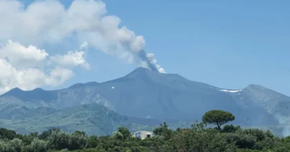 Ripresa sull’Etna attività stromboliana dal cratere Voragine, emissione di cenere