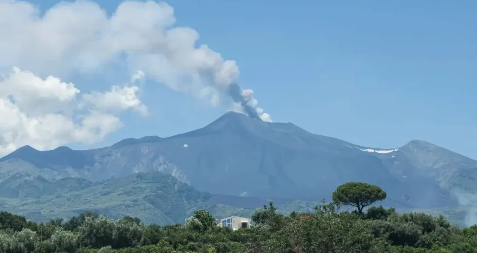 Ripresa sull’Etna attività stromboliana dal cratere Voragine, emissione di cenere
