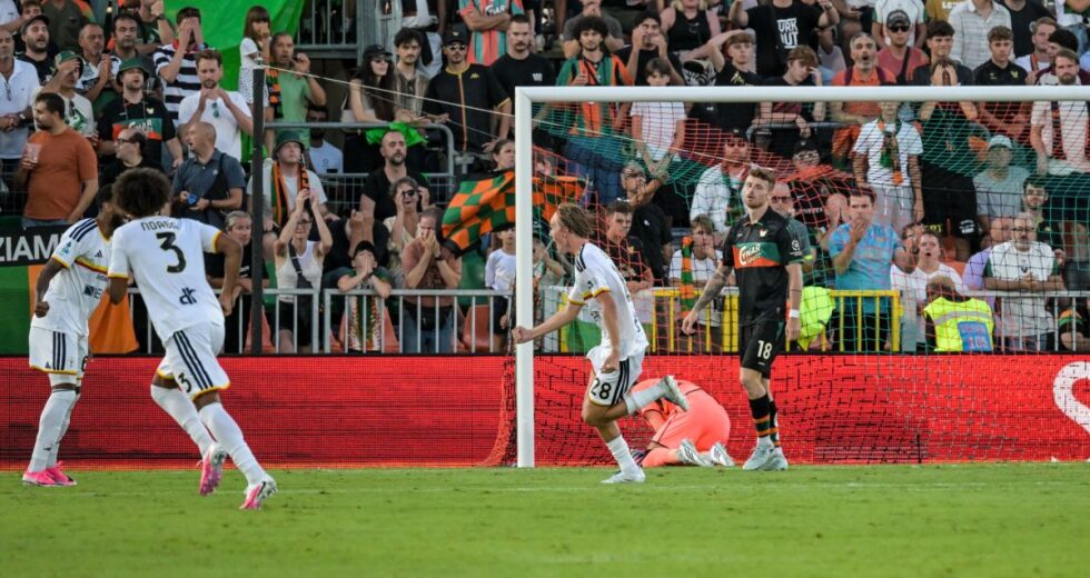 Buona la prima per il Lecce, battuto 2-0 il Venezia