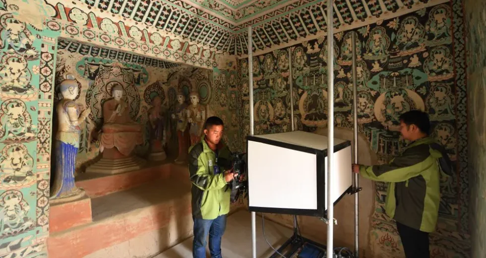 Cina, restauratori al lavoro per preservare le grotte di Mogao