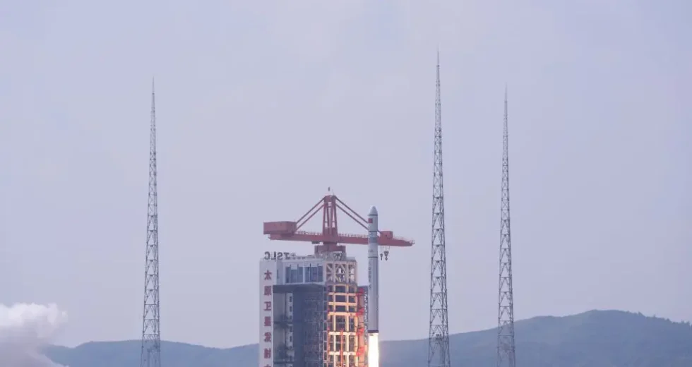 Cina, lanciati sette satelliti con un razzo Long March-6C