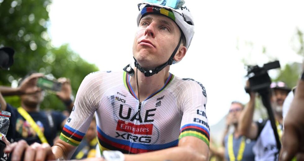 Pogacar cade e si ritira dalla Vuelta, sprint di Coquard e Mas in maglia rossa