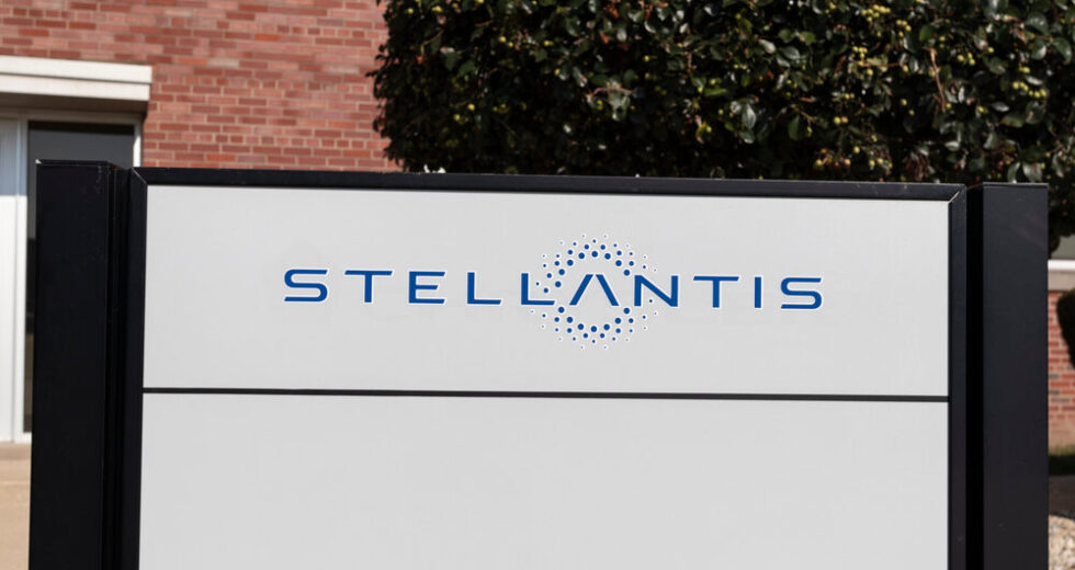 Stellantis Riapre Mirafiori e Pomigliano: Obiettivo 300.000 Auto nel 2026
