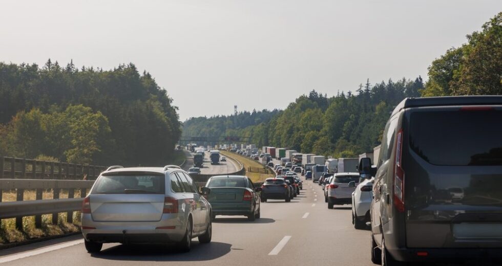 Esodo Estivo: Traffico Intenso e Bollino Nero per il Weekend